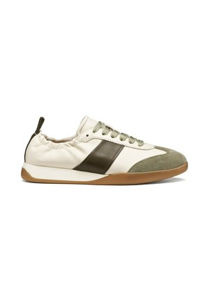 Sneaker basse con tomaia in pelle color crema, punta in camoscio verde oliva, banda laterale verde oliva, lacci abbinati e suola in gomma marrone.