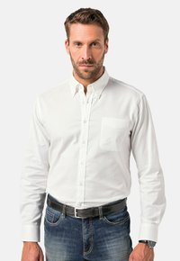 Witte lange mouwen shirt met een knoopsluiting kraag, één borstzak en een gestructureerde stof, gecombineerd met blauwe denim jeans en een zwarte riem.