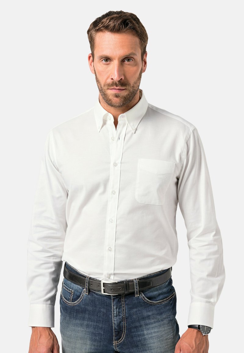 Witte lange mouwen shirt met een knoopsluiting kraag, één borstzak en een gestructureerde stof, gecombineerd met blauwe denim jeans en een zwarte riem.