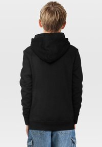 Sudadera negra con capucha, de textura suave, con puños y dobladillo acanalados. Presenta un bolsillo tipo canguro y un diseño sencillo, mostrado desde la parte posterior.