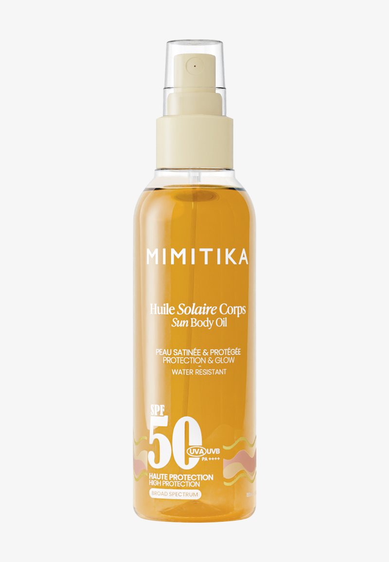 Bottiglia trasparente di Mimitika Sun Body Oil con SPF 50, resistente all’acqua, che offre alta protezione e luminosità, con pompa spray e tappo beige chiaro.
