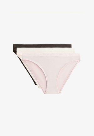 Trzy pary bawełnianych majtek w kolorach ciemnobrązowym, białym i jasnoróżowym. Każda z nich ma gładką fakturę i elastyczny pasek z logo w pasie.