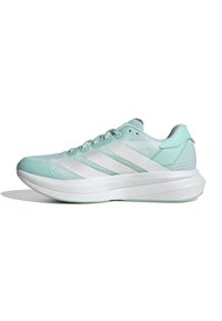 Zapatilla de correr de color azul claro con parte superior de malla, tres rayas blancas en el lateral, cuello acolchado y suela texturizada para tracción.