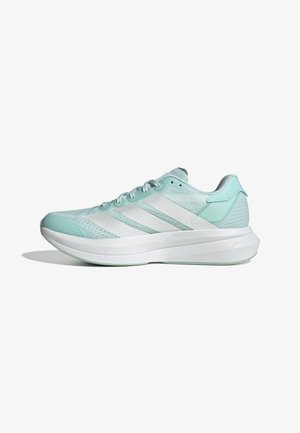 Baskets de course bleu clair avec tige en maille, trois bandes blanches sur le côté, col rembourré et semelle texturée pour l'adhérence.