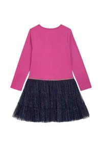 Langärmliges Kleid mit pinkem Oberteil und marineblauem Tüllrock. Der Rock hat geschichtete Rüschen und glitzernde goldene Akzente.