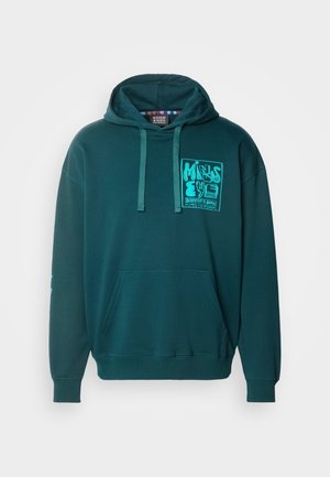 Teal hoodie met een voorzak, verstelbare trekkoordcapuchon en zeefdrukgrafiek op de linkerborst. Zacht, textuurstof.