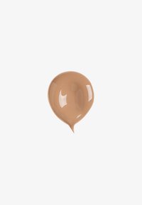 Fondotinta liquido beige con una texture liscia, finitura lucida e forma a goccia, caratterizzato da una leggera lucentezza e assenza di particelle visibili.