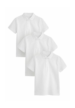 Tre ensfarvede hvide poloshirts med korte ærmer, krave og tre-knaps plastron, arrangeret overlappende på en hvid baggrund.