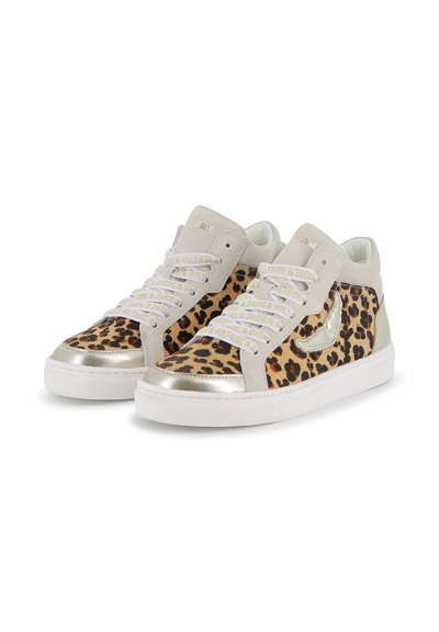 Sneaker im Leopardenmuster mit beigefarbenem Wildleder, silbernen Akzenten und weißen Sohlen. Mit dicken Schnürsenkeln und einer Markenzunge.