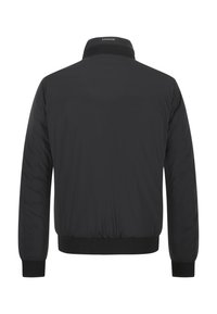 Schwarze Bomberjacke mit glatter Textur, elastischen Bündchen und Saum. Sie verfügt über einen hohen Kragen und atmungsaktive Mesh-Einsätze am Hals.