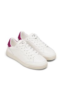 Weiße Ledersneaker mit strukturierten Oberflächen, die über Perforationen verfügen, einer kontrastierenden lila Wildleder-Fersenkappe und flachen weißen Schnürsenkeln.