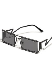 Mustat suorakulmion muotoiset aurinkolasit tummilla linsseillä, ainutlaatuinen geometrinen kehys, metalliset yksityiskohdat ja kulmikkaat sangat. Näkyvät ruuvit.