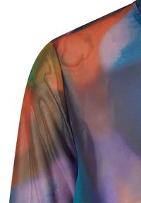 Chemise à manches longues multicolore avec une texture en maille. Le design présente des motifs abstraits dans des tons d'orange, de bleu et de violet.
