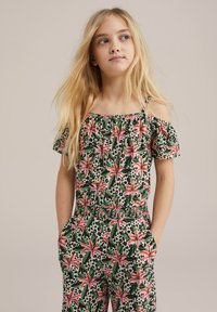 Salopetă off-the-shoulder cu imprimeu floral colorat și leopard. Bază verde cu flori roz și accente negre. Bretelă elastică și buzunare.