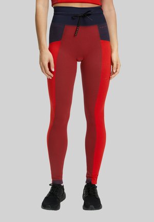 Hochtaillierte Leggings in Rot und Marineblau mit Farbblockdesign, ausgestattet mit einem Kordelzugbund und strukturiertem Stoff. Geeignet für Sportbekleidung.