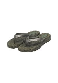 Groene gevlochten teenslippers met metallic zilveren banden, voorzien van een textuur en een robuuste zool voor grip en duurzaamheid.