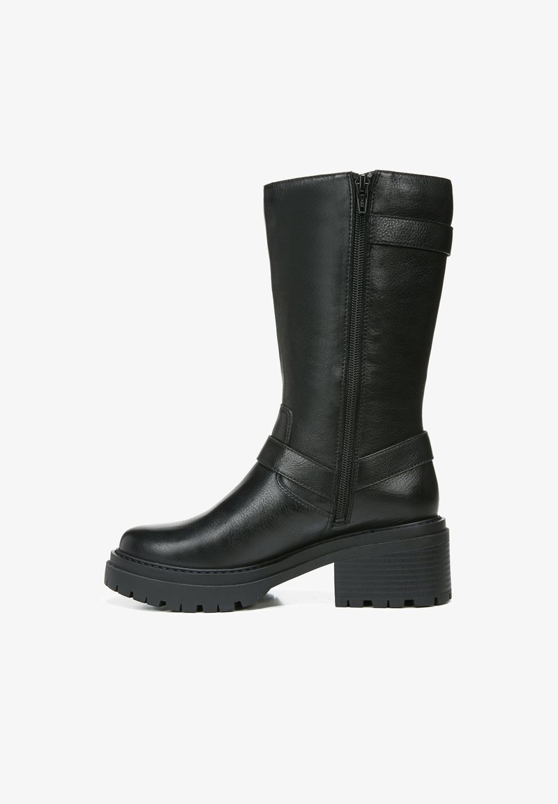 Bottes noires en cuir jusqu'au genou avec fermeture éclair sur le côté, un large talon et une semelle en caoutchouc. Comprend un détail de sangle autour de la cheville pour un soutien supplémentaire.