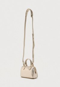 Geantă metalică aurie cu un design structurat, mânere superioare și o curea reglabilă. Textură netedă și margini elegante, rotunjite.