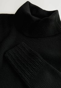 Schwarzer rippierter Rollkragenpullover mit glatter Textur und hohem Kragen, der ausgeprägte Rippungen über den Körper und die Ärmel aufweist.