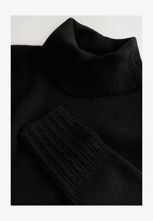 černý žebrovaný rolák s hladkou texturou a vysokým límcem, s výrazným žebrováním na těle a rukávech.