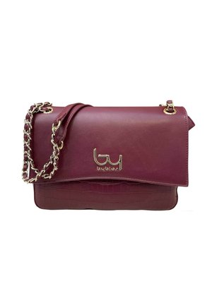 Borsa a tracolla in pelle bordeaux con tracolla a catena dorata e logo sul davanti, caratterizzata da pannelli in pelle liscia e coccodrillo.