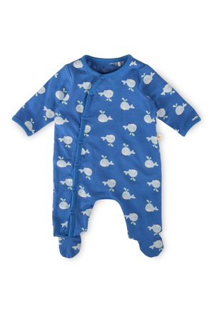 Grenouillère bleue pour bébé avec pieds, motifs de baleines blanches et boutons pression en diagonale du cou à la jambe sur fond blanc.
