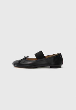Ballerine in pelle nera con punta arrotondata, un piccolo dettaglio a nodo e una fascia elastica sopra il piede per una calzata sicura. Suola piatta.