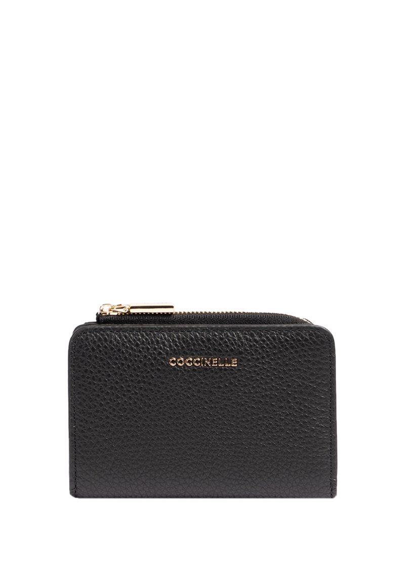 Portefeuille en cuir noir avec finition texturée, quincaillerie dorée et fermeture éclair. Présente un logo de marque en relief sur l'avant. Forme rectangulaire compacte.