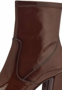 Tamaris Kotníkové boty - brown patent
