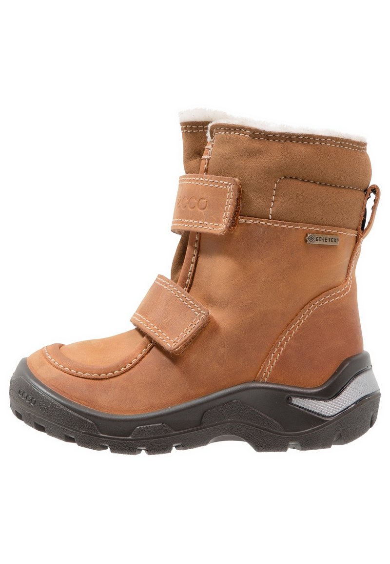 Brązowy skórzany botek za kostkę z podwójnymi zapięciami na rzepy, sztucznym futerkiem wewnątrz i czarną gumową podeszwą z teksturowanym wzorem. Widać metkę GORE-TEX.