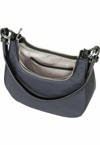 Borsa a tracolla in tessuto blu navy con tracolla in pelle nera, zip argentata e interno beige decorato con un piccolo taschino. Forma curva, design compatto.