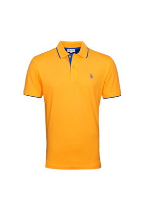Jasno pomarańczowa koszulka polo z krótkim rękawem z niebieskim obszyciem na kołnierzyku i rękawach, dwukolorowym zapięciem na guziki i małym niebieskim logo na piersi.