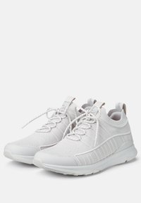 Weiße Sportschuhe mit einem atmungsaktiven Strickobermaterial, strukturierten Details, flachen Schnürsenkeln und einer leichten Sohle mit minimalem Profil.