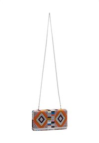 Pochette rectangulaire en tissu, ornée de motifs géométriques orange, marron et bleu. Elle dispose d'une bandoulière en chaîne argentée pour plus de polyvalence.