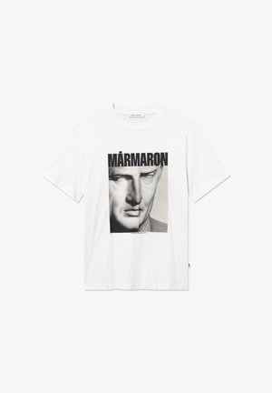 Balta medvilninė marška su juodai balta grafika, vaizduojančia veidą, ir užrašu "MÁRMARON". Standartinio kirpimo su apvaliu kaklu.