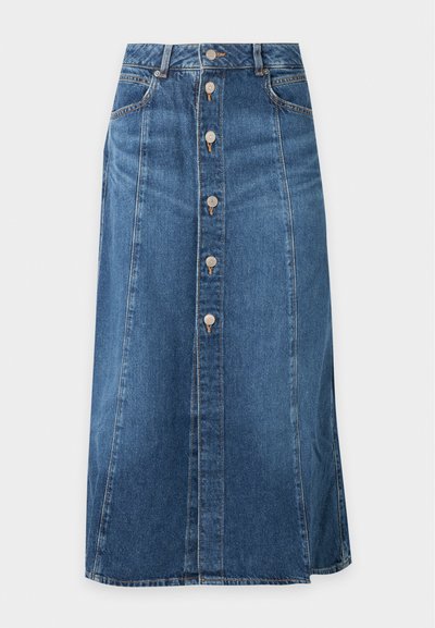 Jupe midi en denim bleu avec fermeture à boutons sur le devant, poches latérales et détails de couture visibles sur un fond uni.