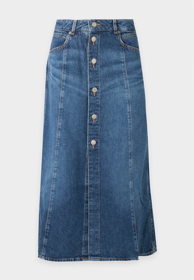Jupe midi en denim bleu avec fermeture à boutons sur le devant, poches latérales et détails de couture visibles sur un fond uni.