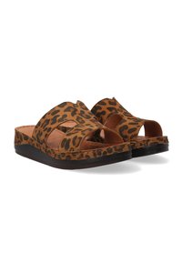 Sandaler med leopardprint og udskæringsdesign, lavet af brunt suede-materiale og med en flad sort sål. Åben tå og hæl for nem påtagning.