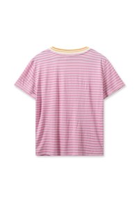 Camiseta de manga corta a rayas en rosa con rayas horizontales blancas y rosa claro, con un cuello redondo acanalado en amarillo y blanco a contraste.