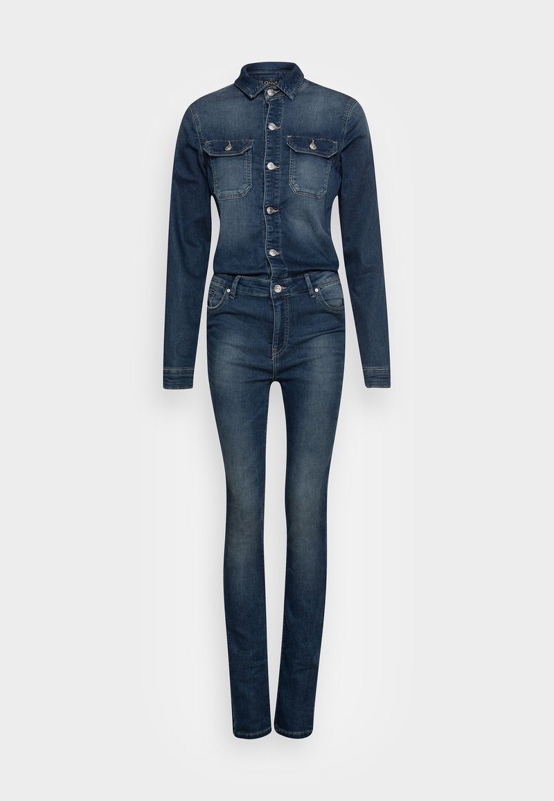 Combinaison en denim bleu foncé à manches longues, fermeture boutonnée sur le devant, col, deux poches poitrine à rabat et jambes de pantalon ajustées.