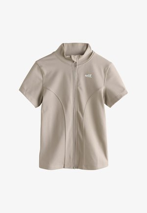 Beige atletisk top med korte ærmer, høj krave og lynlås foran, med buede sømme og en lille hvid logo på brystet.