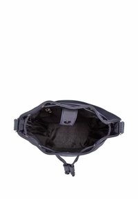 Granatowa torebka o teksturowanej powierzchni, z zamkiem błyskawicznym i wnętrzem wyłożonym tkaniną z wzorem logo. Zawiera wewnętrzną kieszonkę na zamek.