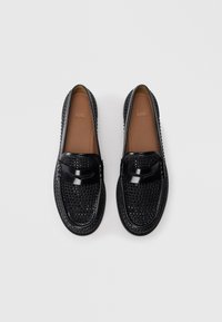 Fekete slip-on loaferek perforált bőrből, fényes lakk részlettel. Kerek orrú kialakítás és texturált talp a tapadásért. A márkanevének láthatónak kell lennie a belső részen.