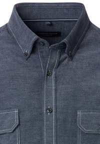 Herren Freizeithemd in dunkelgrauem Stoff mit strukturiertem Muster, ausgestattet mit einem Button-Down-Kragen, Kontrastnähten und zwei Brusttaschen.