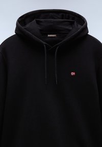 Felpa nera con cappuccio e coulisse, piccolo emblema della bandiera norvegese sul petto, su sfondo grigio uniforme.