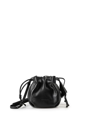 Zwarte leren buideltas met trekkoord, verstelbare schouderriem en klein zijvakje op witte achtergrond.