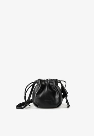 Schwarze Ledertasche mit Kordelzug, verstellbarem Schulterriemen und kleinem Seitenfach vor weißem Hintergrund.