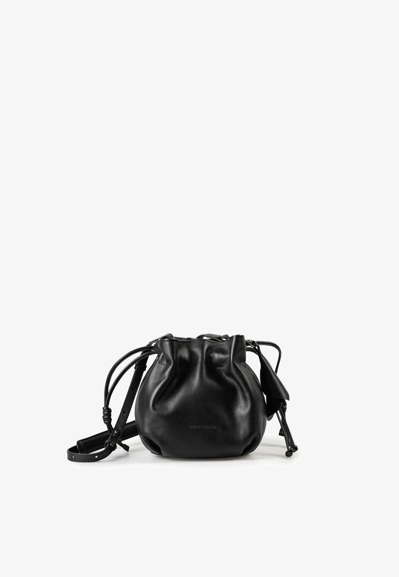 Schwarze Ledertasche mit Kordelzug, verstellbarem Schulterriemen und kleinem Seitenfach vor weißem Hintergrund.