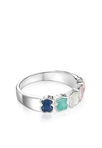 Anillo de plata con acentos coloridos en forma de oso en rosa, verde, blanco y azul, con un acabado pulido y suave.