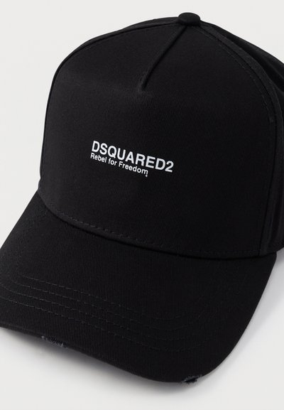 Șapcă de baseball neagră din țesătură, cu coroană rotunjită. Prezintă text brodat "DSQUARED2 Rebel for Freedom" în alb.